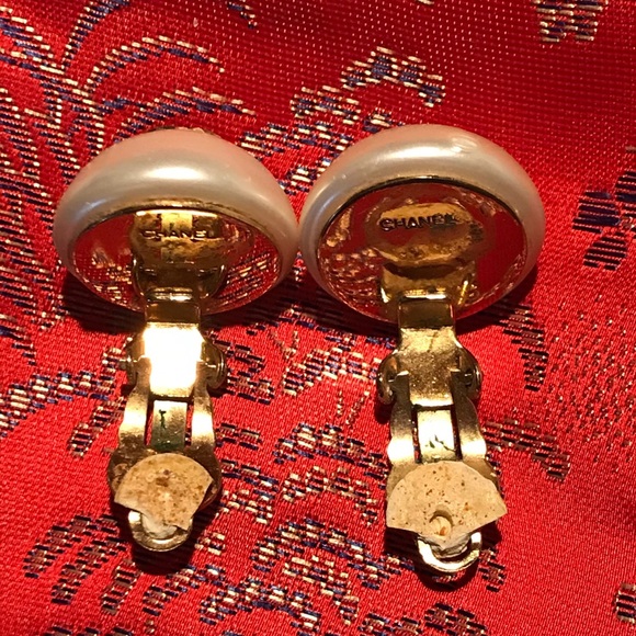 1980s CHANEL PEARL EARRINGS CLIP ON GOLD CC LOGOS - Picture 3 of 7